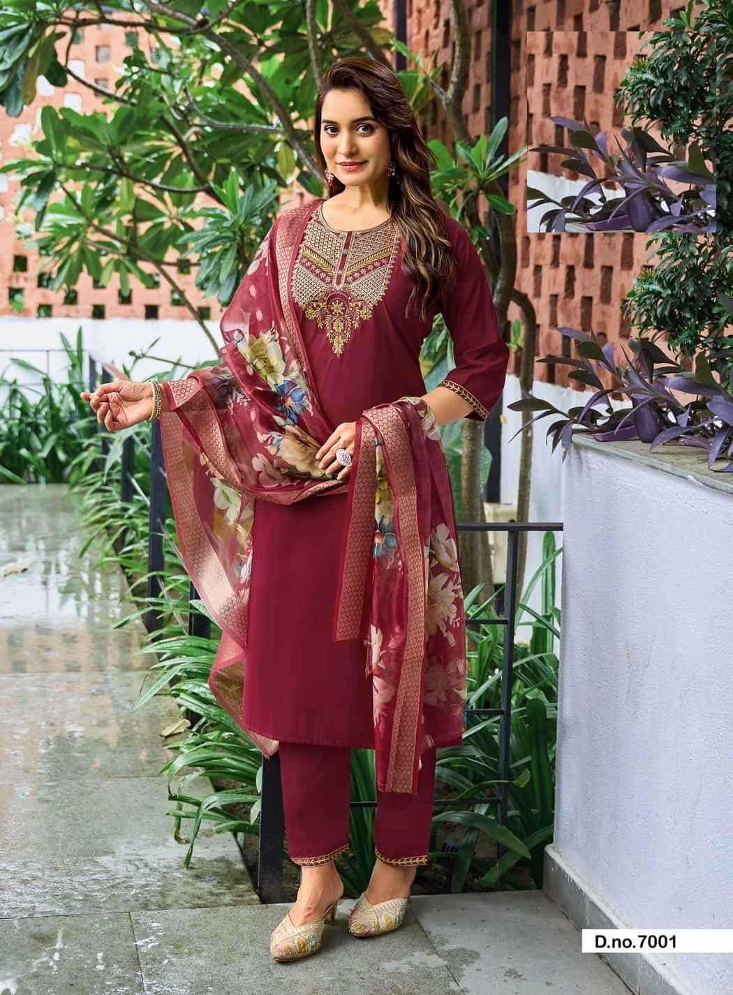 Alternative view of Casual Wear Embroidered Roman Silk Suits 7001